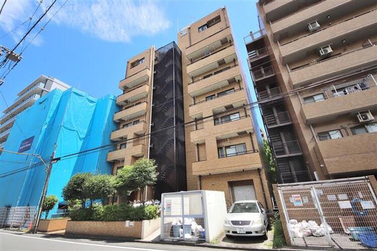 京浜急行線「八丁畷」駅より徒歩4分。都市機能の利便性を感じられる立地に建つマンションです。