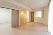 多くの光を取りこむＬＤＫは照明と質感の高いフローリングでスタイリシュに。より使いやすくより美しく♪