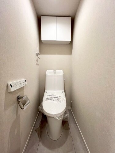 【トイレ】トイレットペーパー類が収納できる吊戸棚あり