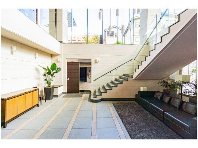 訪れる人を温かく包み込む日差しが差し込むエントランス。綺麗に管理されております。 訪れる人を温かく包み込む日差しが差し込むエントランス。綺麗に管理されております。