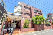 閑静な住宅街に佇むマンション。柔らかい色調とマットな素材が穏やかな雰囲気を奏でます。 閑静な住宅街に佇むマンション。柔らかい色調とマットな素材が穏やかな雰囲気を奏でます。