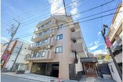 閑静な住宅街に佇むマンション。柔らかい色調とマットな素材が穏やかな雰囲気を奏でます。