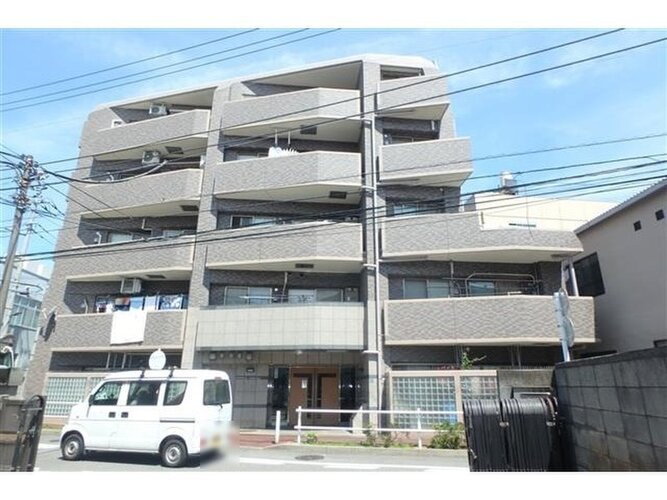 都営三田線「板橋本町」駅より徒歩9分。都市機能の利便性を感じられる立地に建つマンションです。