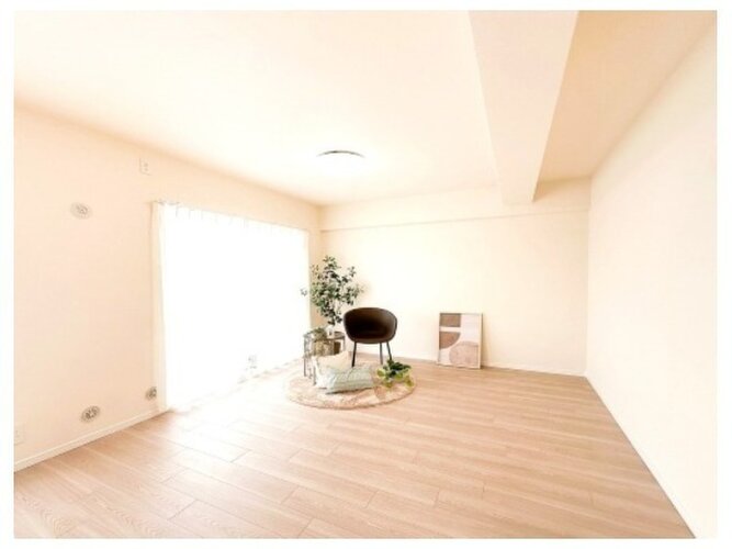 陽だまりの中でそよ風を感じる快適な空間。青空の下にその落ち着きのある外観を描き出します。