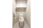 トイレ：手洗器付トイレ設備新規交換済。吊戸棚収納設置済。（2023年7月撮影）