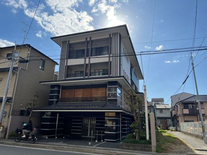 近鉄京都駅・JR京都駅・地下鉄京都駅は同一の駅施設内に位置し、相互の乗り換えが便利です。