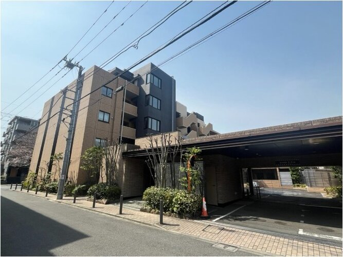 統一した色調でデザインされたマンションは周囲と調和した景観を生み出しています。