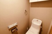 トイレ　・上部には吊戸棚が付いております。ウォシュレット機能付トイレでいつでも清潔。
