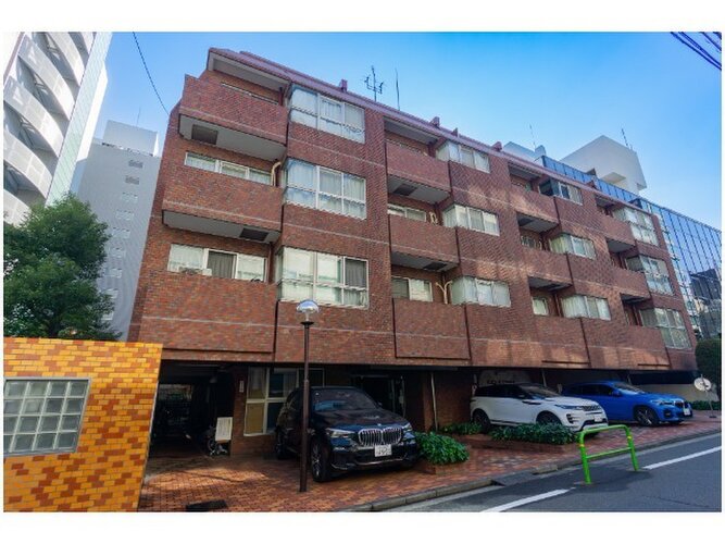 隙のないフォルムを包み込む植栽に囲まれたマンション。綺麗に手入れされております。