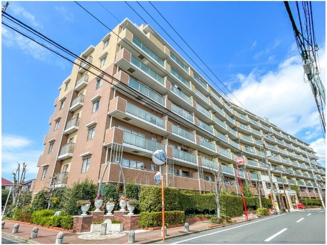 どこか余裕を感じさせるシャープなフォルムで佇む外観は、晴天の空と合わせる事で堂々たる趣を見せます。