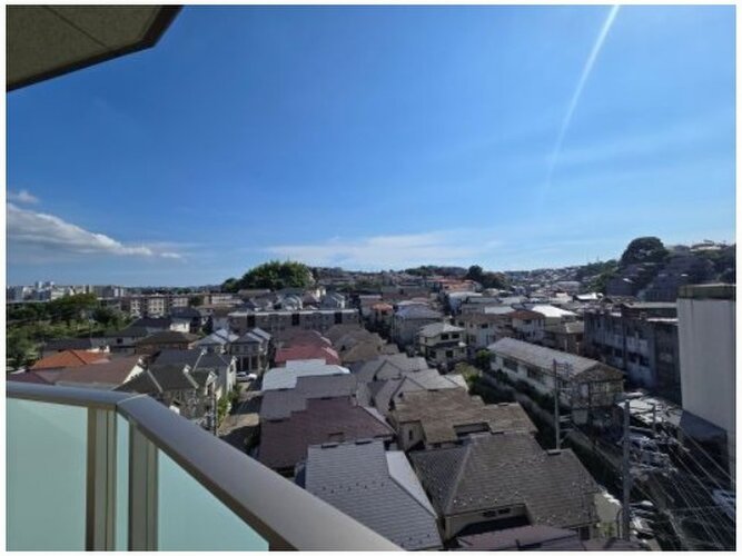 目の前に大きく広がる空。思わず深呼吸したくなる気持ちのよい眺望です。 目の前に大きく広がる空。思わず深呼吸したくなる気持ちのよい眺望です。