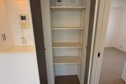 【リビングに物入あり】散らかりがちな小物類もスッキリ収納！