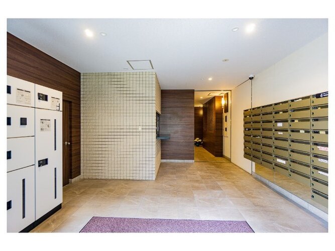 あたたかな陽射しの差し込む明るいエントランス。都会の喧騒からはずれ、穏やかな心安らぐ時間が流れます。