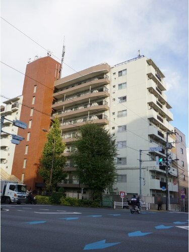 総戸数77戸。趣のある佇まいに合わせて室内をリノベーションしております。