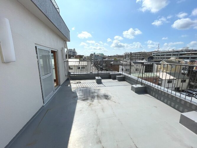 広々とひろがる空を独り占めするかのようなルーフバルコニー。伸び伸びリラックスできます。