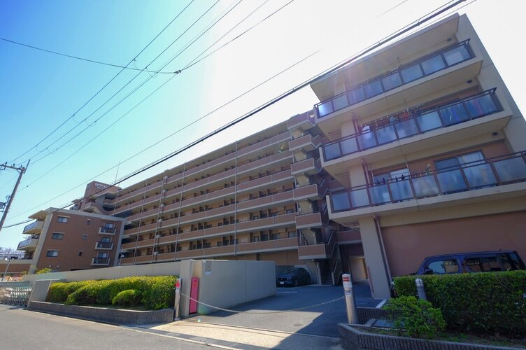 陽だまりの中でそよ風を感じる快適な空間。青空の下にその落ち着きのある外観を描き出します。 陽だまりの中でそよ風を感じる快適な空間。青空の下にその落ち着きのある外観を描き出します。