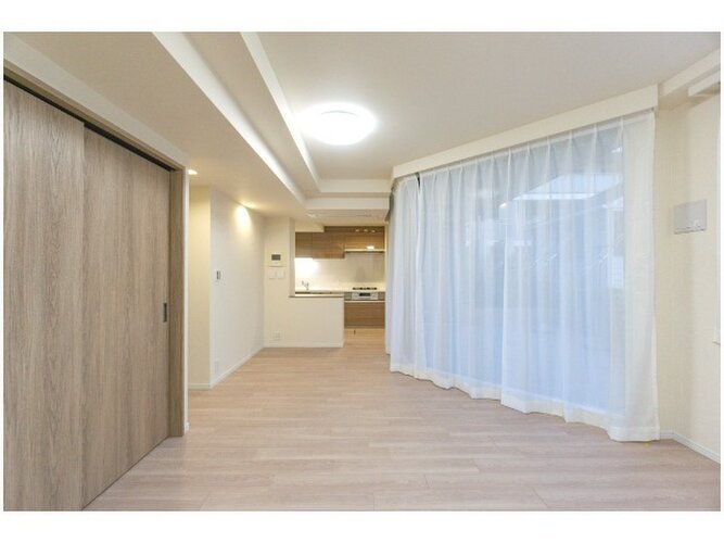 落ち着きのあるフローリングと清潔感のあるクロスが心和む空間を作り出しています。