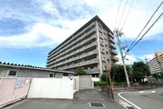 隙のないフォルムを包み込む植栽に囲まれたマンション。綺麗に手入れされております。 隙のないフォルムを包み込む植栽に囲まれたマンション。綺麗に手入れされております。