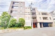 統一した色調でデザインされたマンションは周囲と調和した景観を生み出しています。 統一した色調でデザインされたマンションは周囲と調和した景観を生み出しています。