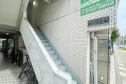 閑静な住宅街に佇むマンション。柔らかい色調とマットな素材が穏やかな雰囲気を奏でます。 閑静な住宅街に佇むマンション。柔らかい色調とマットな素材が穏やかな雰囲気を奏でます。