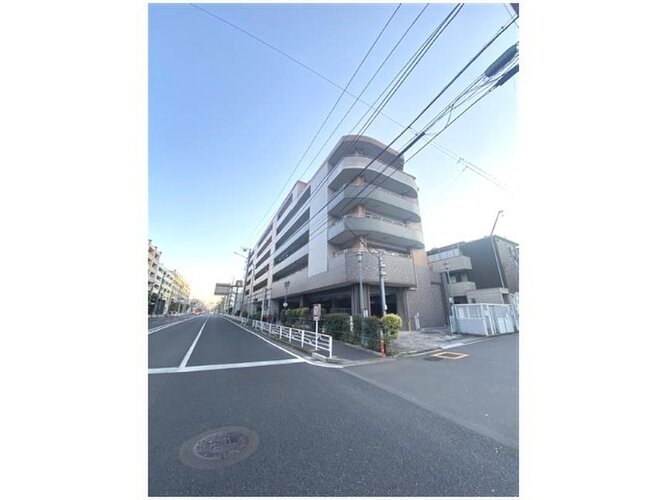 元町・中華街駅まで徒歩8分。都市生活の利便性と充実感を得られる立地に佇んでいます。 元町・中華街駅まで徒歩8分。都市生活の利便性と充実感を得られる立地に佇んでいます。