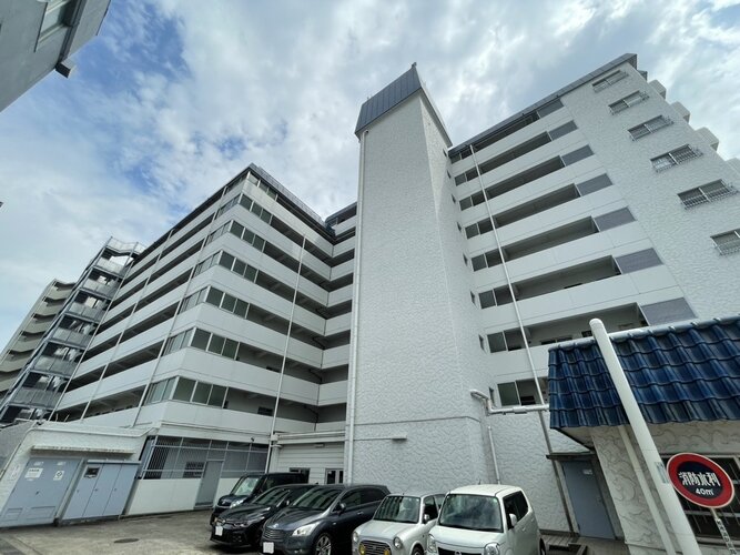 周辺には百貨店・コンビニ有商業施設充実