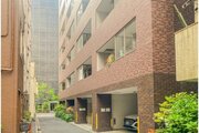 駅まで徒歩5分。都市生活の利便性と充実感を得られる立地に佇んでいます。 駅まで徒歩5分。都市生活の利便性と充実感を得られる立地に佇んでいます。