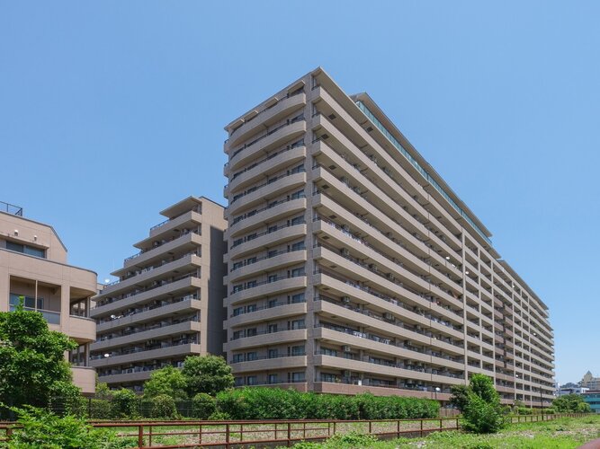 総戸数484戸のビッグコミュニティー。24時間有人管理のマンションです。充実の共用施設が日々の暮らしに快適さをもたらし、心地よく、豊かな人生を育める住まいです。 総戸数484戸のビッグコミュニティー。24時間有人管理のマンションです。充実の共用施設が日々の暮らしに快適さをもたらし、心地よく、豊かな人生を育める住まいです。