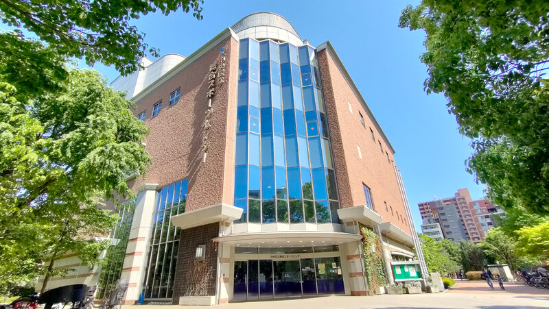 浜町公園内にある中央区立総合スポーツセンター。トレーニングルームの他、プール、ゴルフ練習場、卓球場など体育施設が充実。スポーツ教室等も開催されています。 浜町公園内にある中央区立総合スポーツセンター。トレーニングルームの他、プール、ゴルフ練習場、卓球場など体育施設が充実。スポーツ教室等も開催されています。