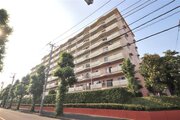 JR「新松戸」駅より徒歩6分。都市機能の利便性を感じられる立地に建つマンションです。