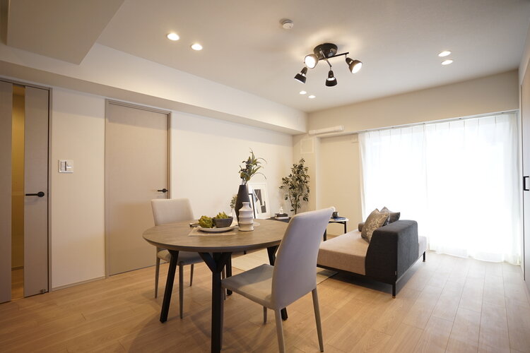 内装はシンプルに落ち着きのある空間にしています。ゆったりとしたひとときを過ごせそうです♪ 内装はシンプルに落ち着きのある空間にしています。ゆったりとしたひとときを過ごせそうです♪