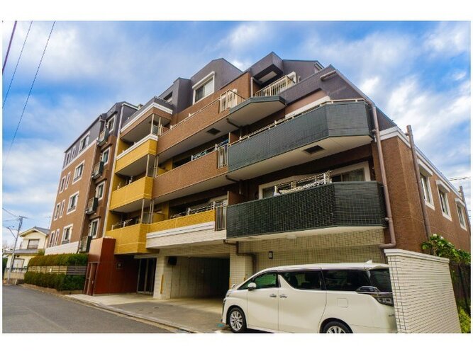 陽だまりの中でそよ風を感じる快適な空間。青空の下にその落ち着きのある外観を描き出します。