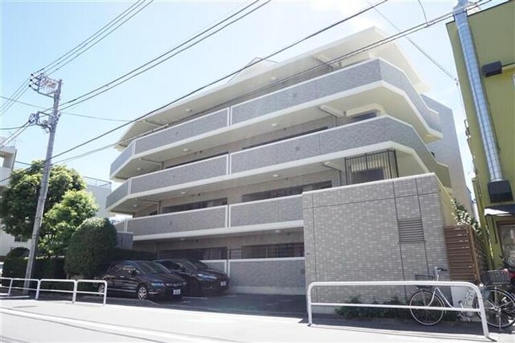 閑静な住宅街に佇むマンション。柔らかい色調とマットな素材が穏やかな雰囲気を奏でます。 閑静な住宅街に佇むマンション。柔らかい色調とマットな素材が穏やかな雰囲気を奏でます。