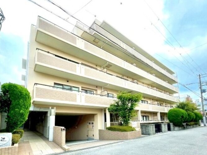 統一した色調でデザインされたマンションは周囲と調和した景観を生み出しています。