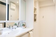 三面鏡裏や足元の収納スペースが豊富な洗面化粧台です。洗面横の棚はリネン類や洗剤などの収納に便利です。