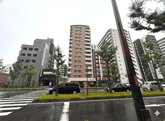 統一した色調でデザインされたマンションは周囲と調和した景観を生み出しています。