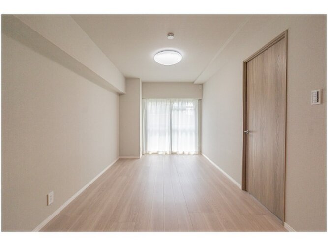 落ち着きのあるフローリングと清潔感のあるクロスが心和む空間を作り出しています。 落ち着きのあるフローリングと清潔感のあるクロスが心和む空間を作り出しています。