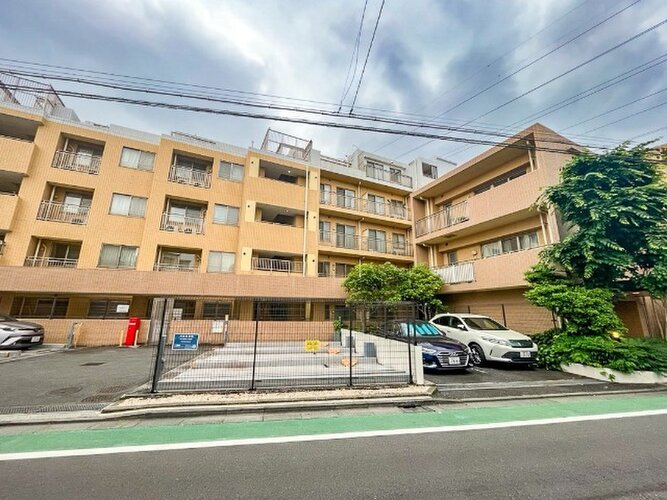閑静な住宅街に佇むマンション。柔らかい色調とマットな素材が穏やかな雰囲気を奏でます。 閑静な住宅街に佇むマンション。柔らかい色調とマットな素材が穏やかな雰囲気を奏でます。