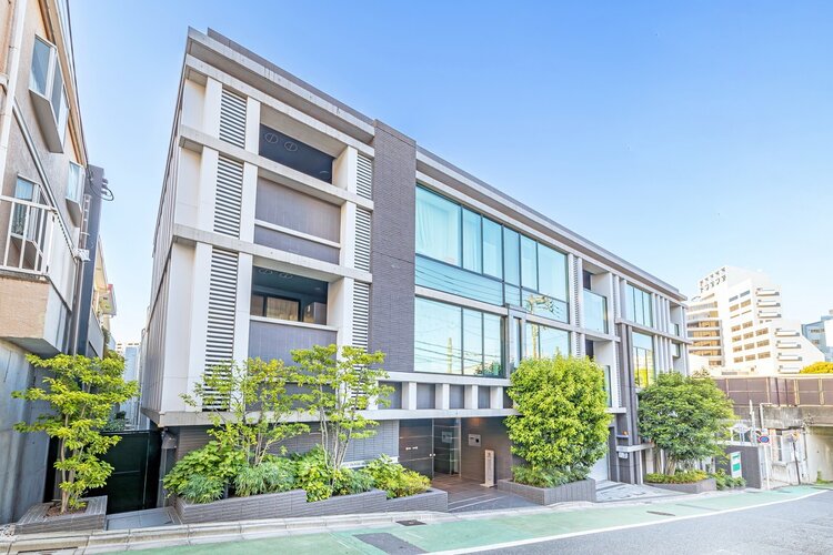 高台の邸宅街に佇むハイグレードな低層レジデンス。瀟洒な外観が特徴の平成26年築・住友不動産旧分譲シティハウスシリーズマンションです。 高台の邸宅街に佇むハイグレードな低層レジデンス。瀟洒な外観が特徴の平成26年築・住友不動産旧分譲シティハウスシリーズマンションです。