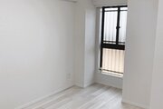 6.3帖洋室窓の窓が長いので明るい印象です 6.3帖洋室窓の窓が長いので明るい印象です