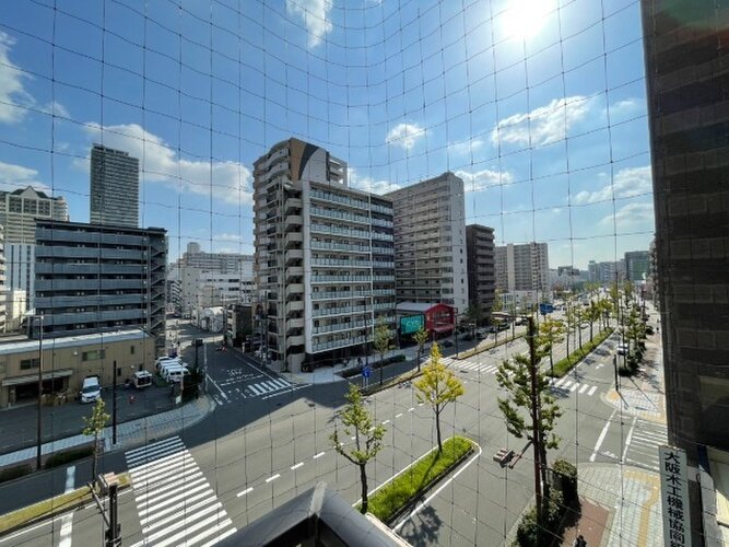 目の前に大きく広がる空。思わず深呼吸したくなる気持ちのよい眺望です。