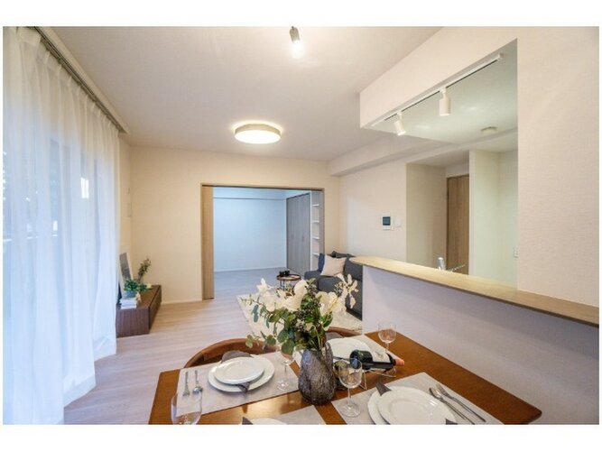 リビングとダイニング、2つの空間機能を使い分ける発想が、ライフスタイルに新しいゆとりをもたらします。 リビングとダイニング、2つの空間機能を使い分ける発想が、ライフスタイルに新しいゆとりをもたらします。