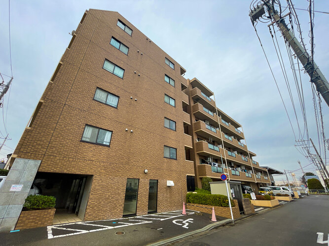 陽だまりの中でそよ風を感じる快適な空間。青空の下にその落ち着きのある外観を描き出します。 陽だまりの中でそよ風を感じる快適な空間。青空の下にその落ち着きのある外観を描き出します。