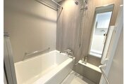 ナチュラルな壁面デザインのユニットバス。ゆったりと寛げて、心と体が芯まで温まります。