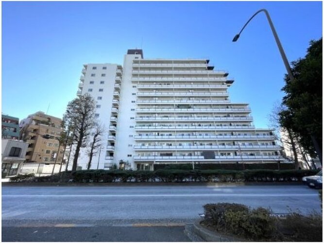 どこか余裕を感じさせるシャープなフォルムで佇む外観は、晴天の空と合わせる事で堂々たる趣を見せます。 どこか余裕を感じさせるシャープなフォルムで佇む外観は、晴天の空と合わせる事で堂々たる趣を見せます。