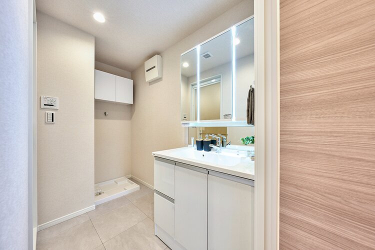 洗面室　＊洗濯機置場には吊戸棚があります＊