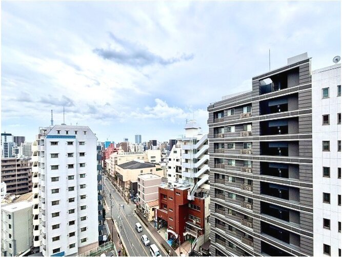 目の前に大きく広がる空。思わず深呼吸したくなる気持ちのよい眺望です。 目の前に大きく広がる空。思わず深呼吸したくなる気持ちのよい眺望です。