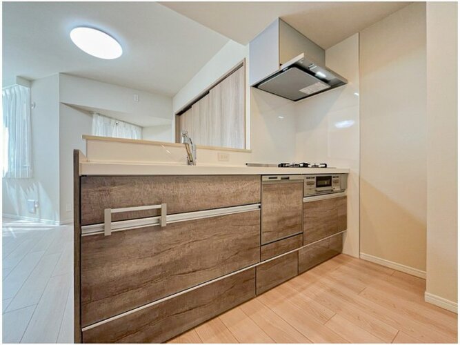 目の前をオープンにすることで開放感が生まれる対面式キッチン。家事をお手伝いしてもらうのもいいですね♪