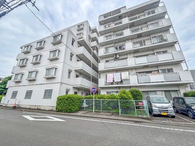 陽だまりの中でそよ風を感じる快適な空間。青空の下にその落ち着きのある外観を描き出します。 陽だまりの中でそよ風を感じる快適な空間。青空の下にその落ち着きのある外観を描き出します。
