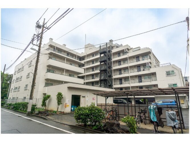 統一した色調でデザインされたマンションは周囲と調和した景観を生み出しています。